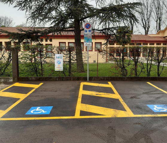 Due parcheggi per disabili davanti alla scuola di Campocroce