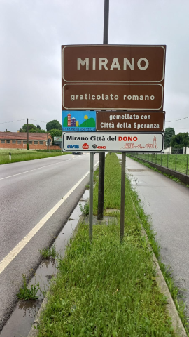 2023 05 13 cartello strdale Mirano città del dono