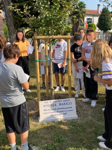 Cerimonia in memoria di Andrea Marigo nel giardino della scuola “Mazzini