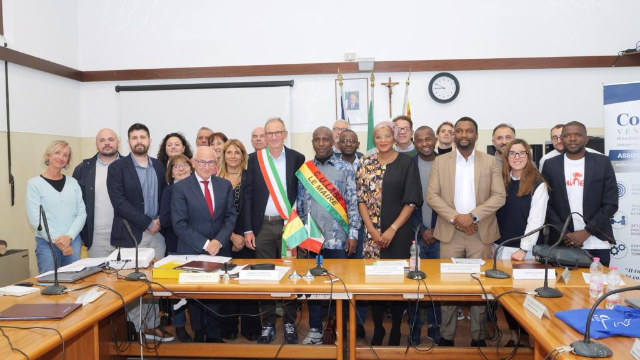 Il Sindaco Baggio, insieme al Sindaco di Labè, alla Dirigente dell’Istituto “Levi – Ponti” e al Rettore dell’Università di Labè hanno firmato il documento di intenti del progetto “Energy With Africa”